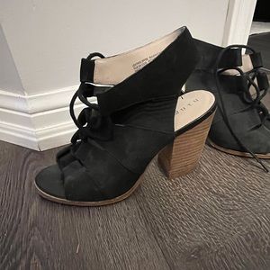 HINGE woman’s black heels